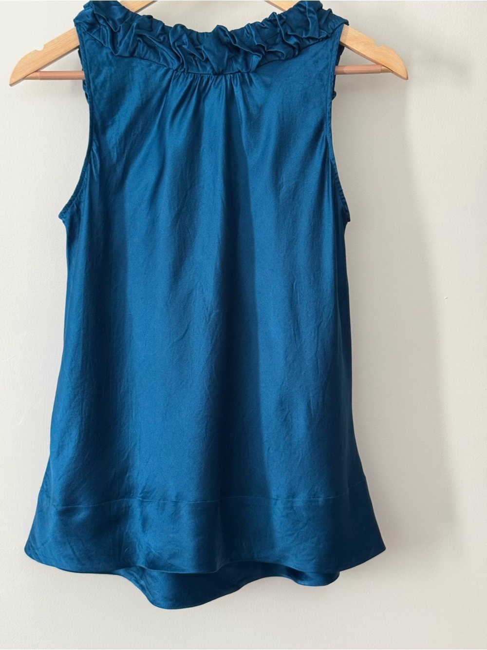 Banana Republic 100% Silk Ruffle Neck Blouse Top Teal Blue Sleeveless Size Small - Picture 2 of 6